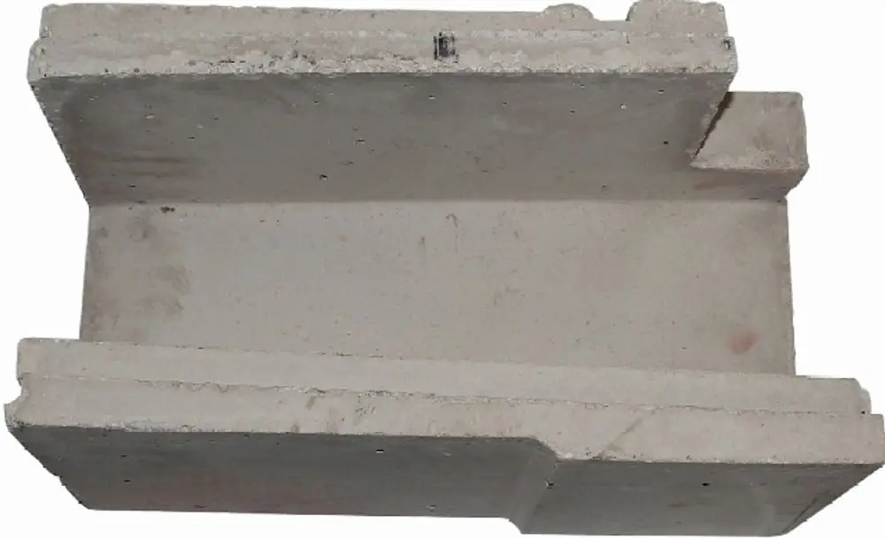 Betonblock mit rechteckiger Form, präsentiert von der Oberseite. Teil einer Brennkammer, möglicherweise für Heiztechnik von Wolf geeignet.